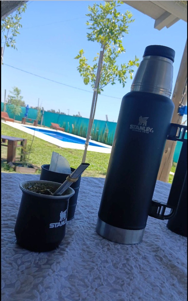 Mate junto a la pileta de la quinta en Guernica