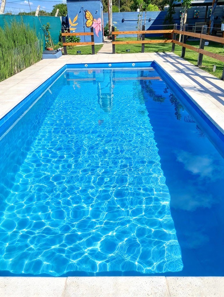 Agua de la piscina en Guernica, con reflejo del mural