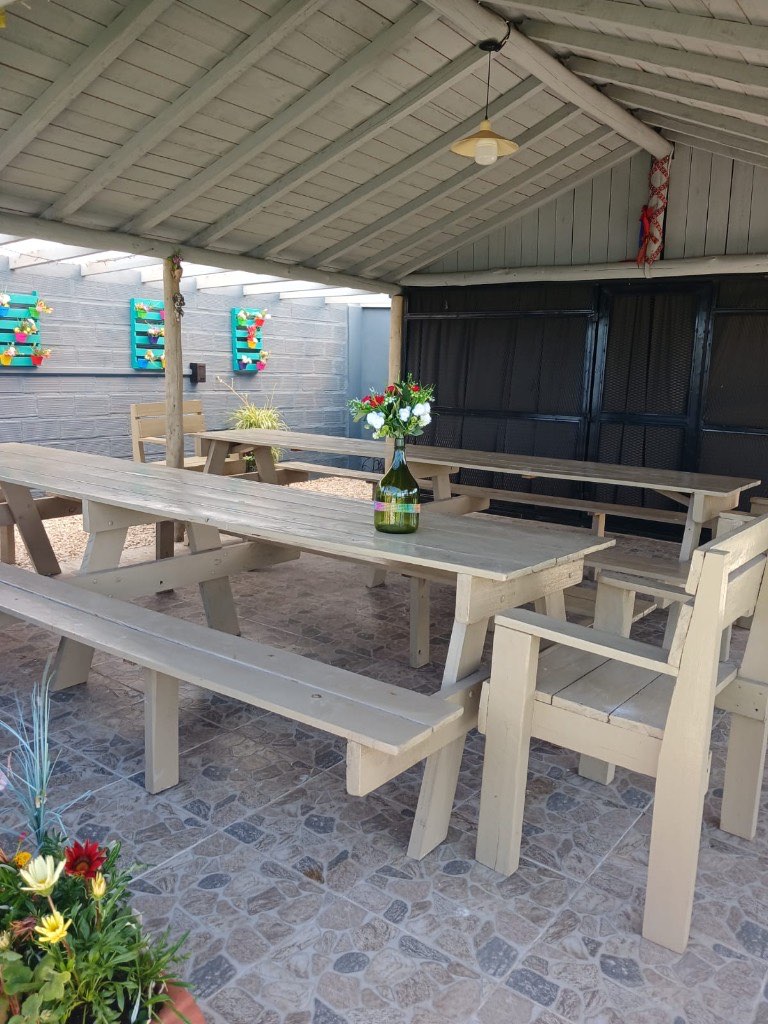 Mesas del quincho cubierto, listas para un cumpleaños en la quinta